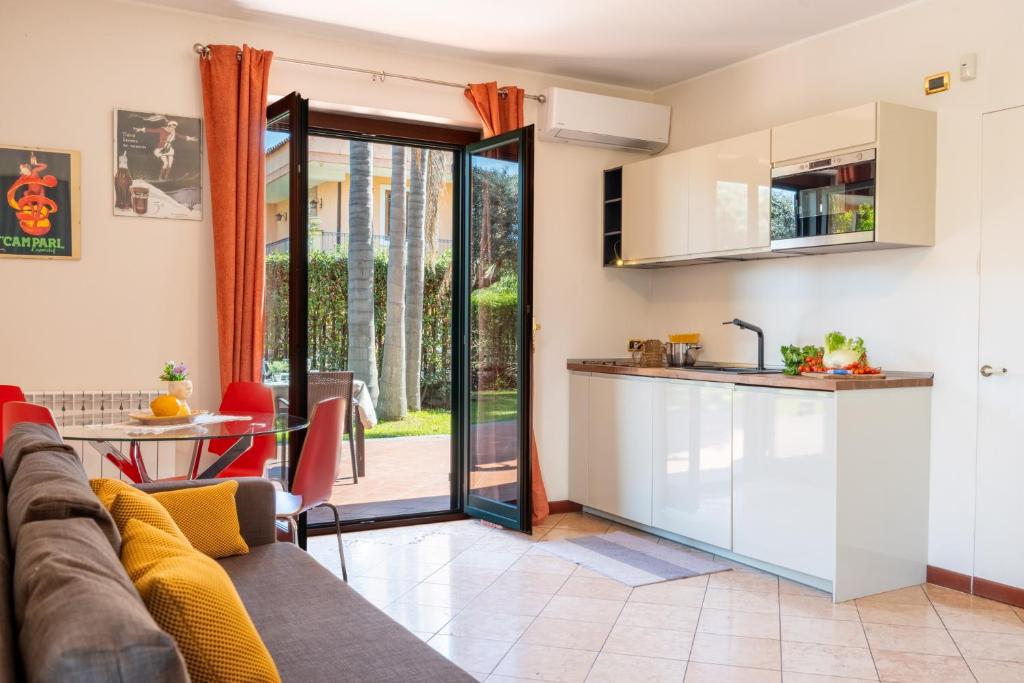 A kitchen or kitchenette at Etna, mare e verde