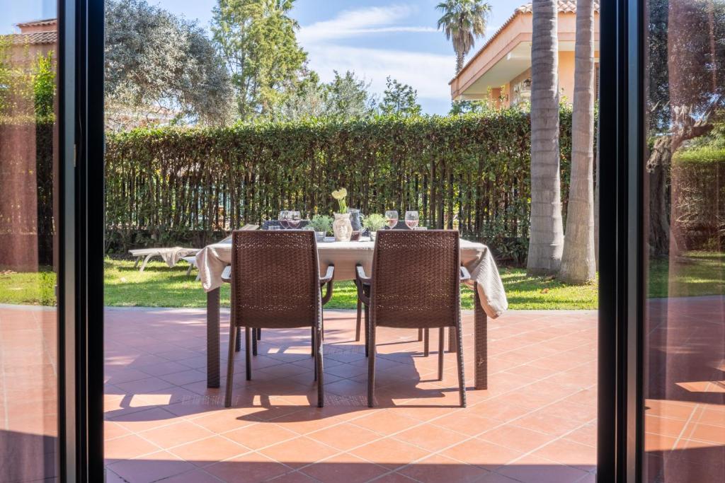 A garden outside Etna, mare e verde