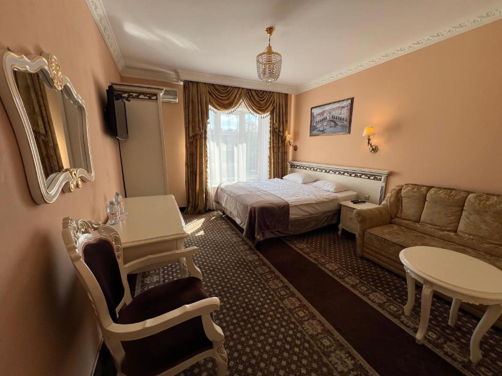 Postel nebo postele na pokoji v ubytování Royal City Hotel