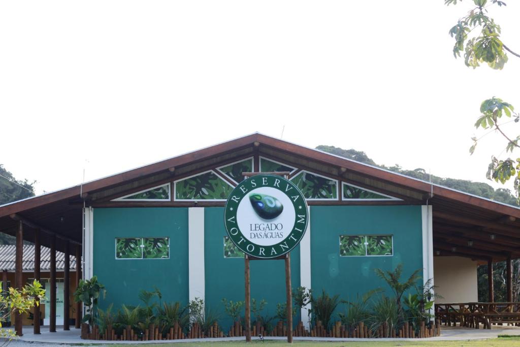 a building with a clock in front of it at Legado das Águas in Miracatu
