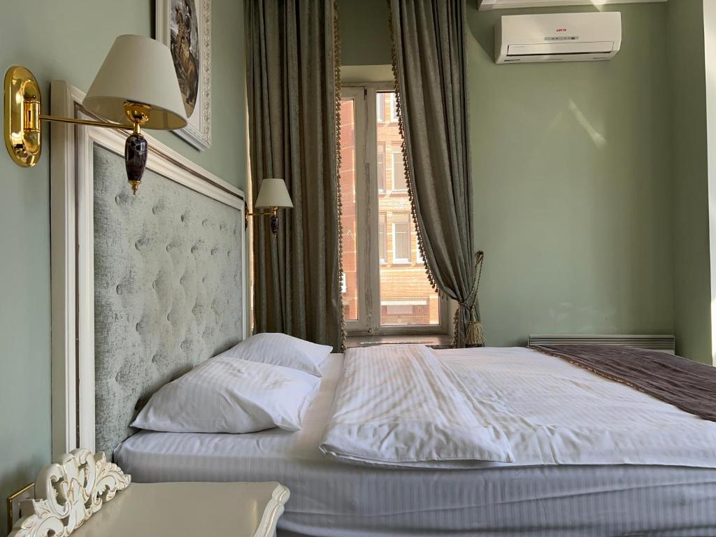 Postel nebo postele na pokoji v ubytování Royal City Hotel