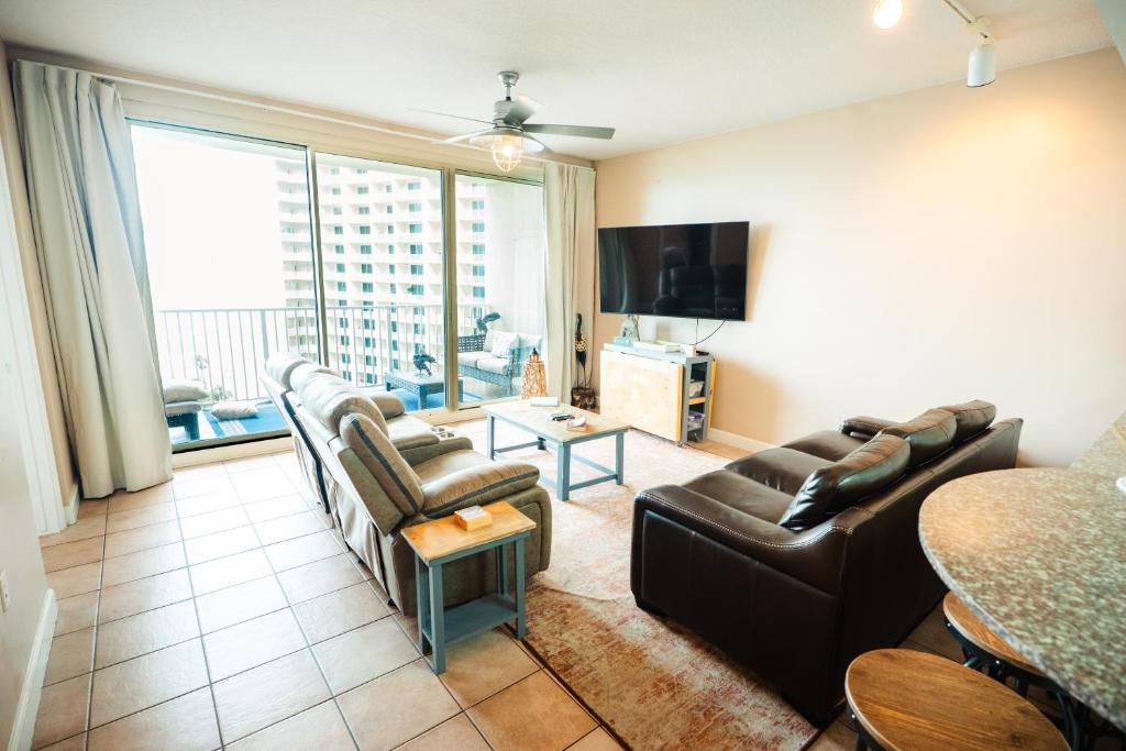 Телевизор и/или развлекательный центр в Beach Condo at the Shores of Panama Condos - Unit 918