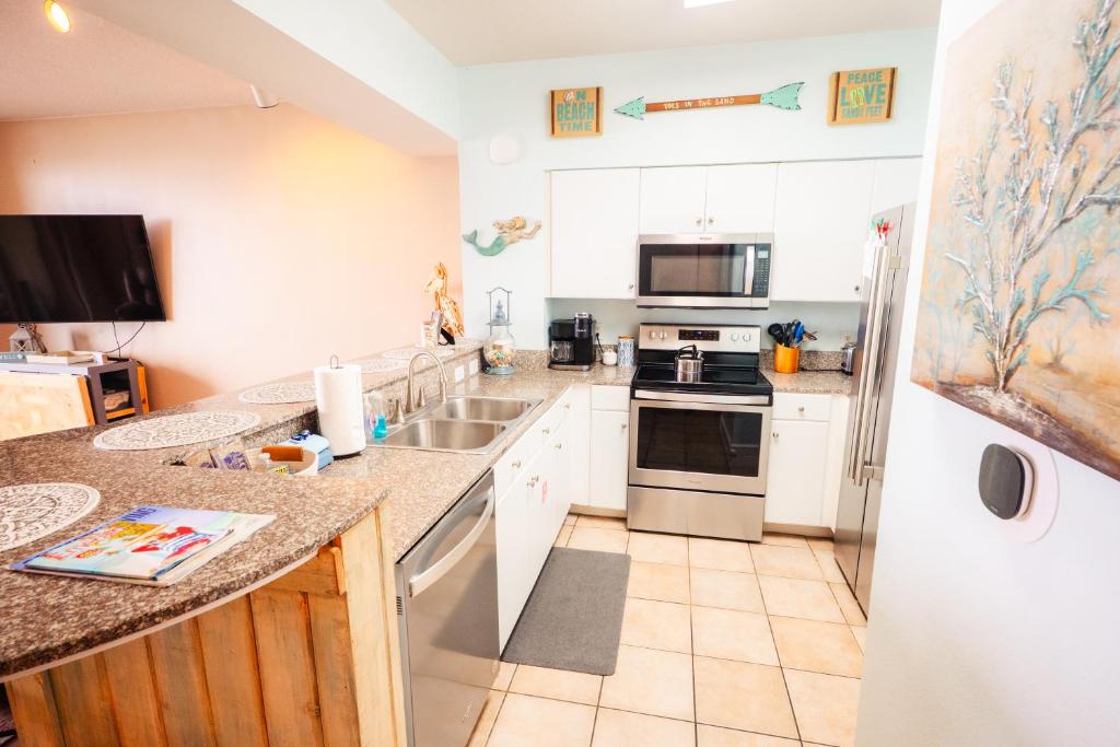 Кухня или мини-кухня в Beach Condo at the Shores of Panama Condos - Unit 918
