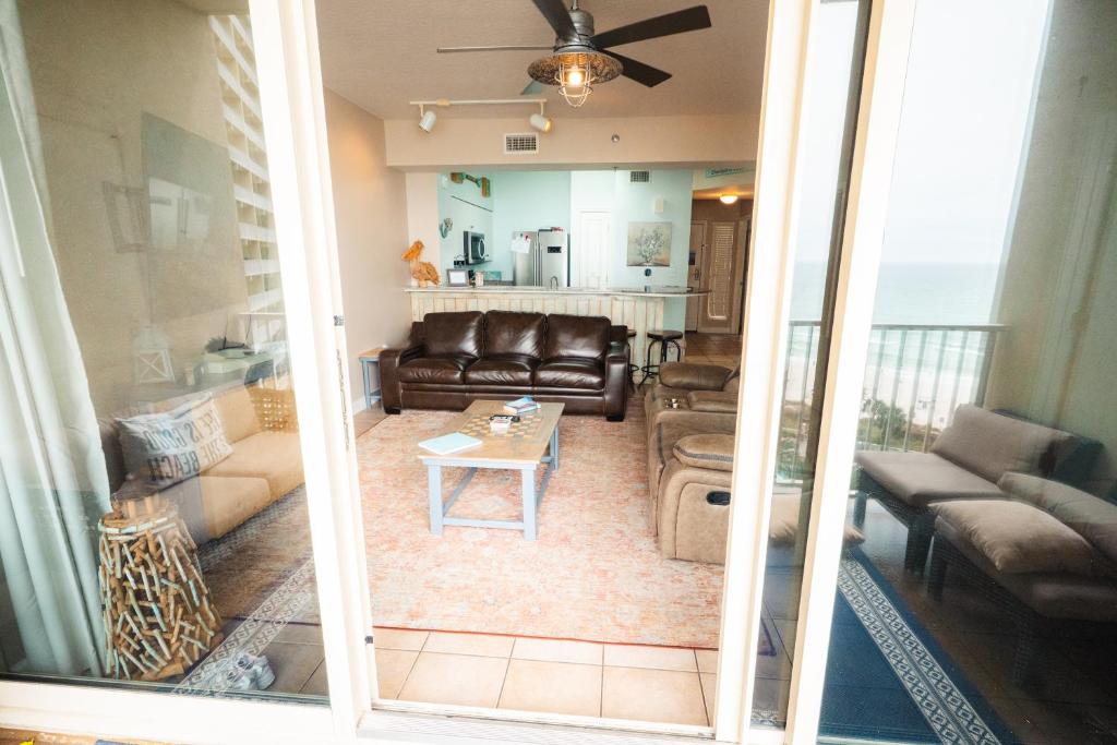 Гостиная зона в Beach Condo at the Shores of Panama Condos - Unit 918