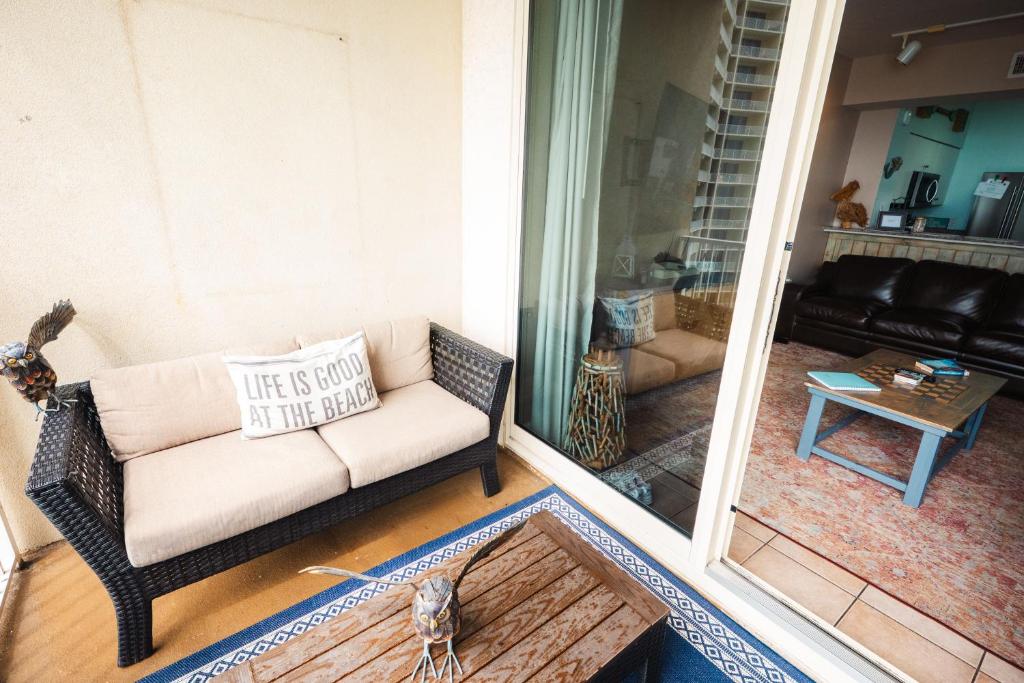 Гостиная зона в Beach Condo at the Shores of Panama Condos - Unit 918
