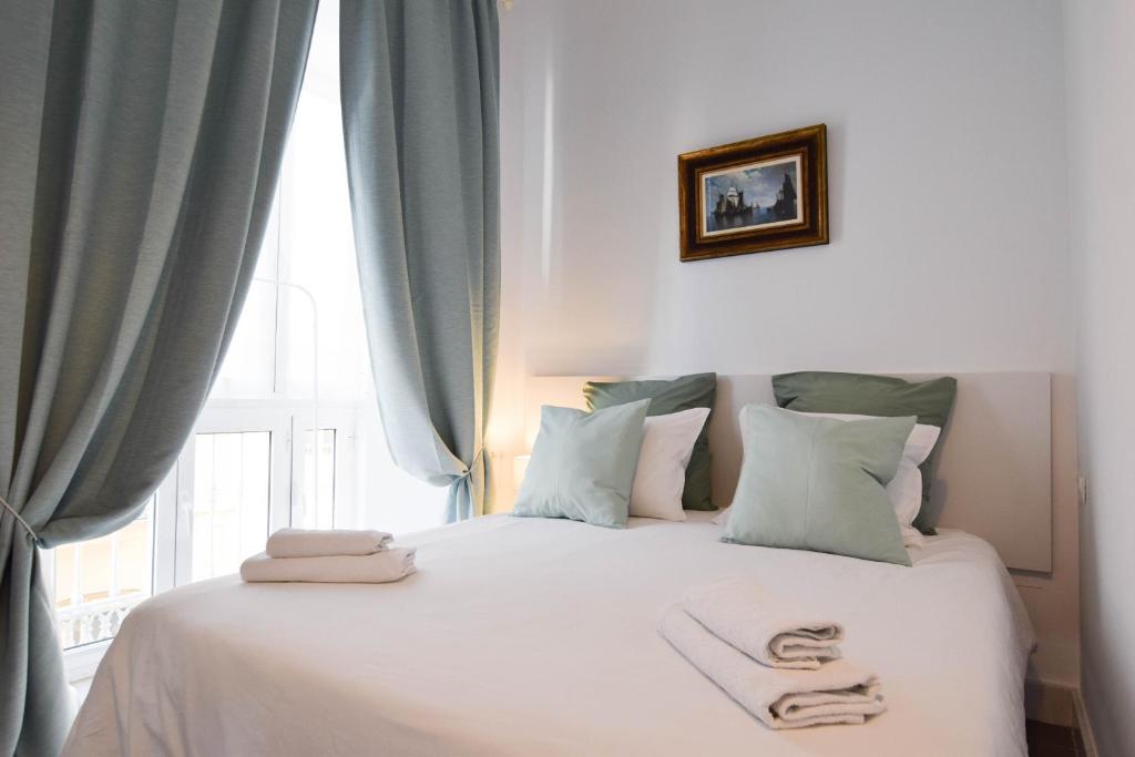 Posteľ alebo postele v izbe v ubytovaní Letmalaga Soho Apartments