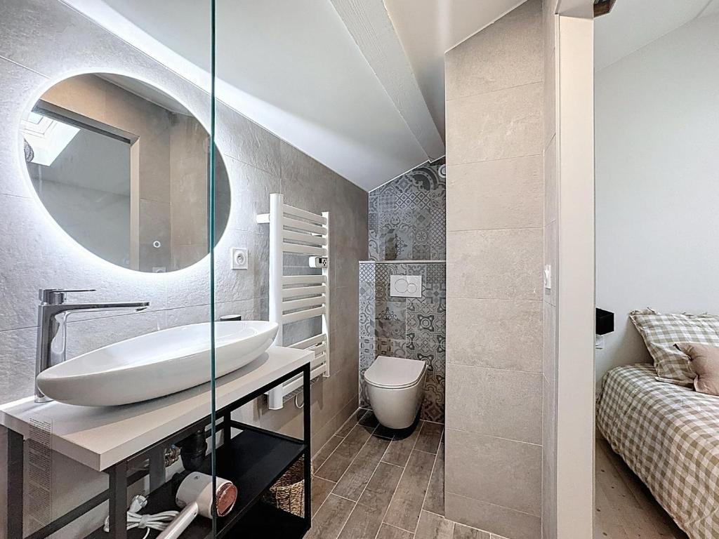 une salle de bain avec un lavabo et un miroir dans l'établissement Juliana - Anse Centre - Chambre et Salle de bain WC privée - Cuisine partagée, à Anse