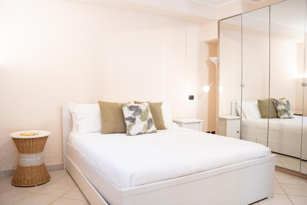A bed or beds in a room at Etna, mare e verde