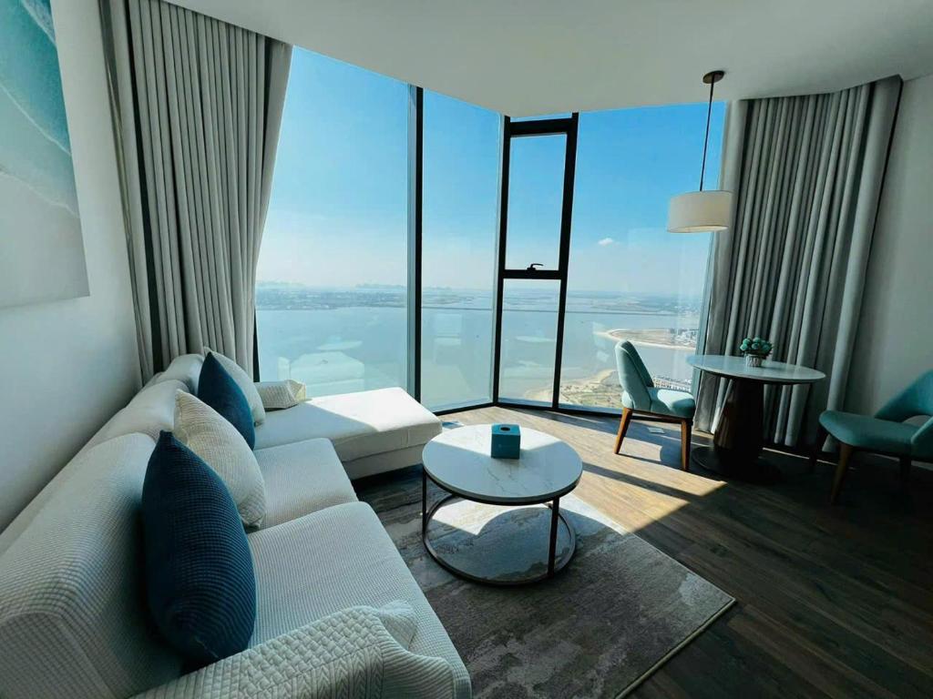 Posezení v ubytování A La Carte Ha Long Bay - Sea View Apartment