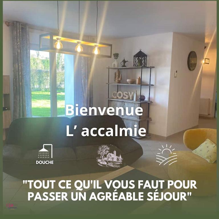 un salon avec un lit et une fenêtre dans l'établissement L accalmie, à Hesdin-lʼAbbé