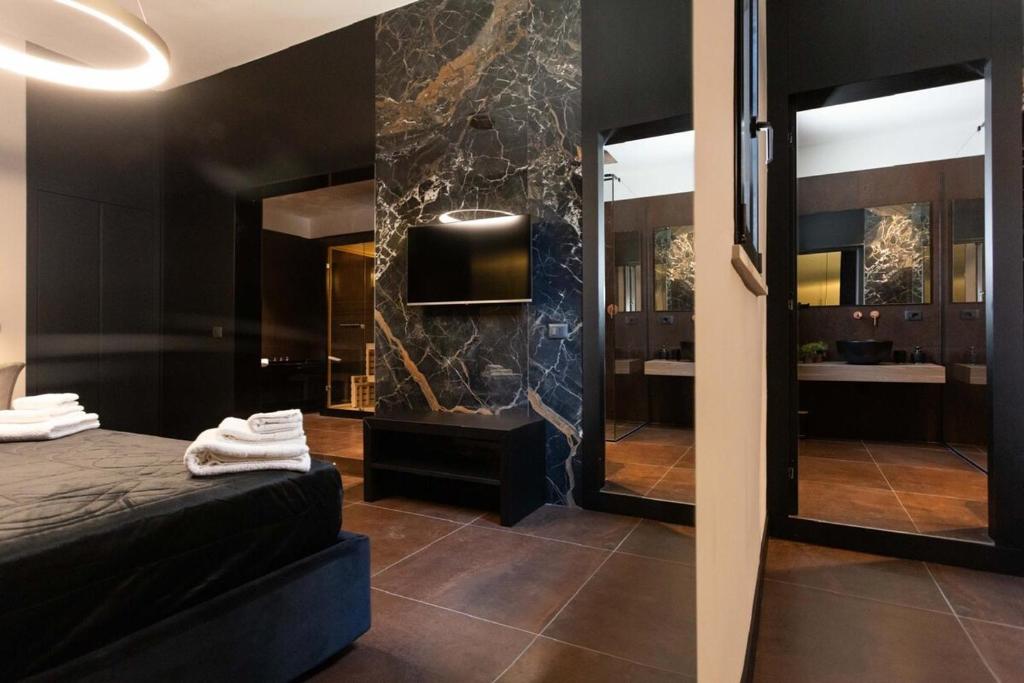Postel nebo postele na pokoji v ubytování Black Room Suite and SPA