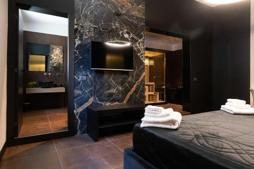 Postel nebo postele na pokoji v ubytování Black Room Suite and SPA