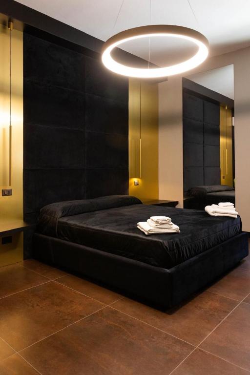 Postel nebo postele na pokoji v ubytování Black Room Suite and SPA