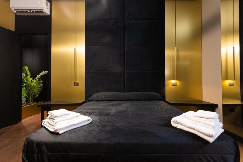 Postel nebo postele na pokoji v ubytování Black Room Suite and SPA