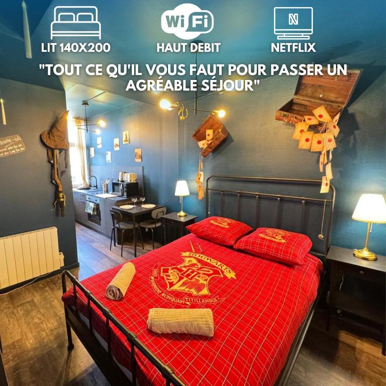 Cette chambre comprend un lit avec une couverture rouge. dans l'établissement Le Studio Des Sorciers ! Hyper Centre Arras, à Arras