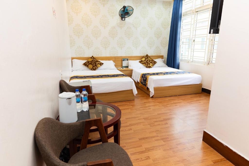 Postel nebo postele na pokoji v ubytování Nhà nghỉ Đức Trọng