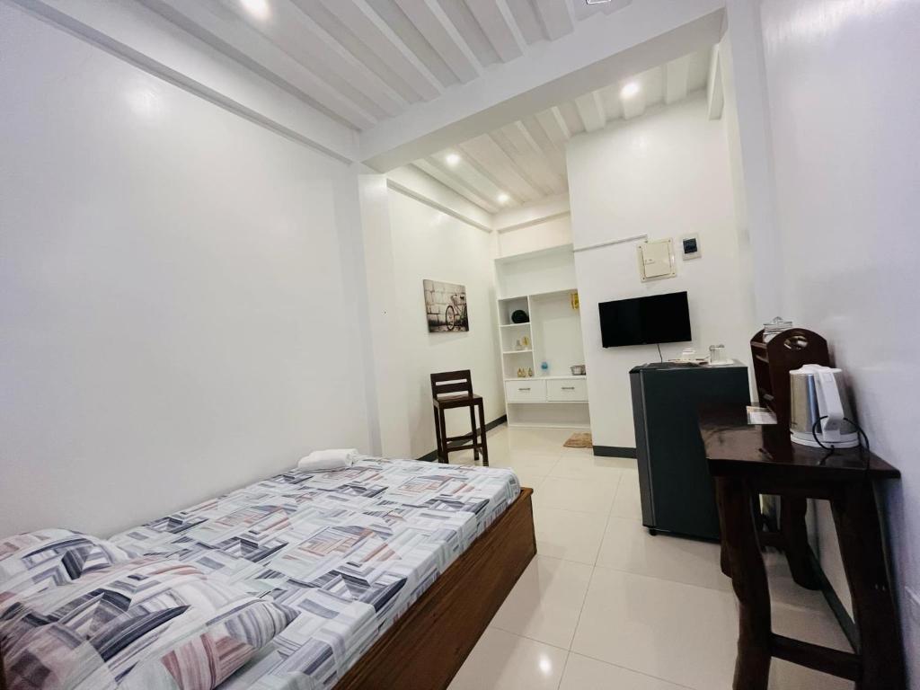 Uma cama ou camas num quarto em FN Lodge - town proper