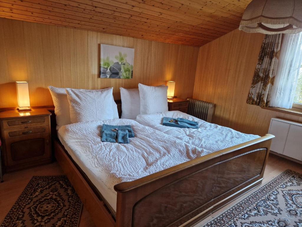 Postel nebo postele na pokoji v ubytování Swiss Chalet direkt am Thunersee