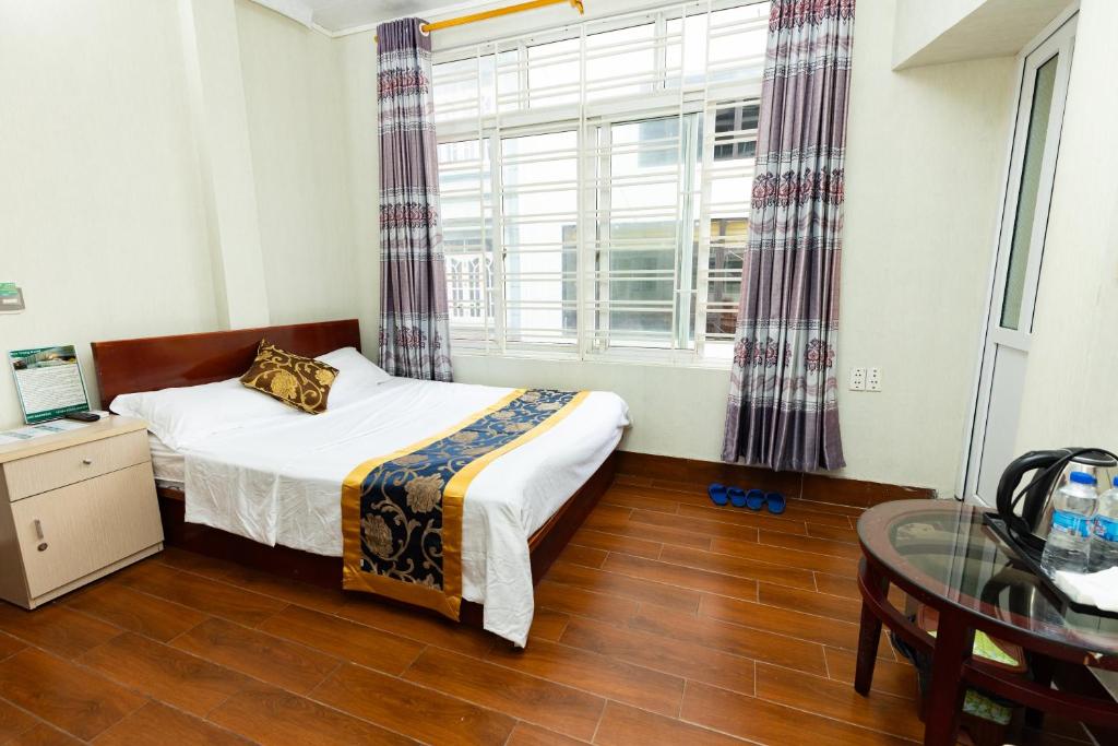 Postel nebo postele na pokoji v ubytování Nhà nghỉ Đức Trọng