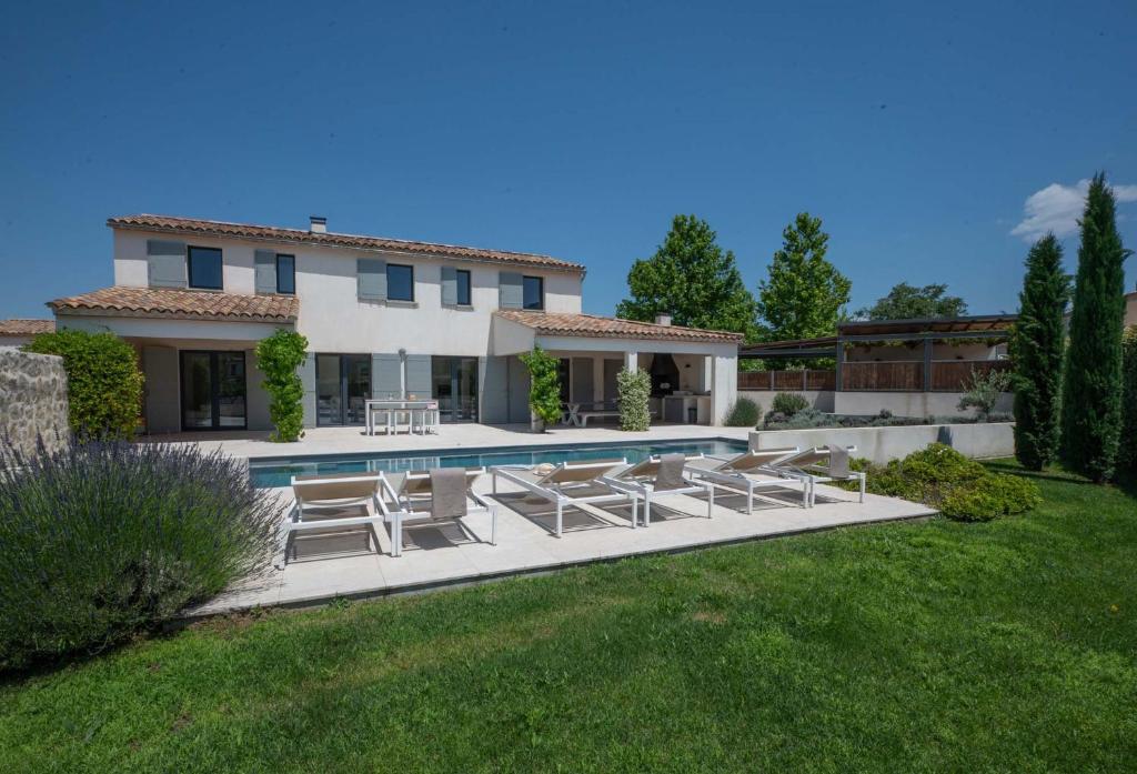 une villa avec une piscine et une pelouse dans l'établissement Villa Beaumont 84MONT, à Malaucène