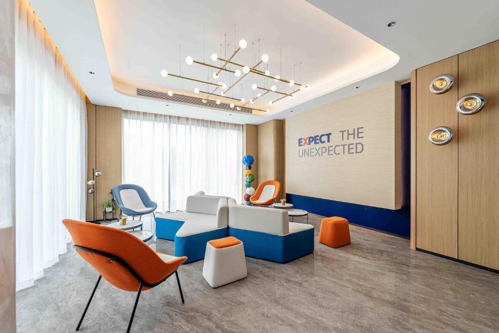 Posezení v ubytování Holiday Inn Express Shanghai PVG Airport Zhuqiao - Free shuttle bus to Pudong Airport and Disneyland