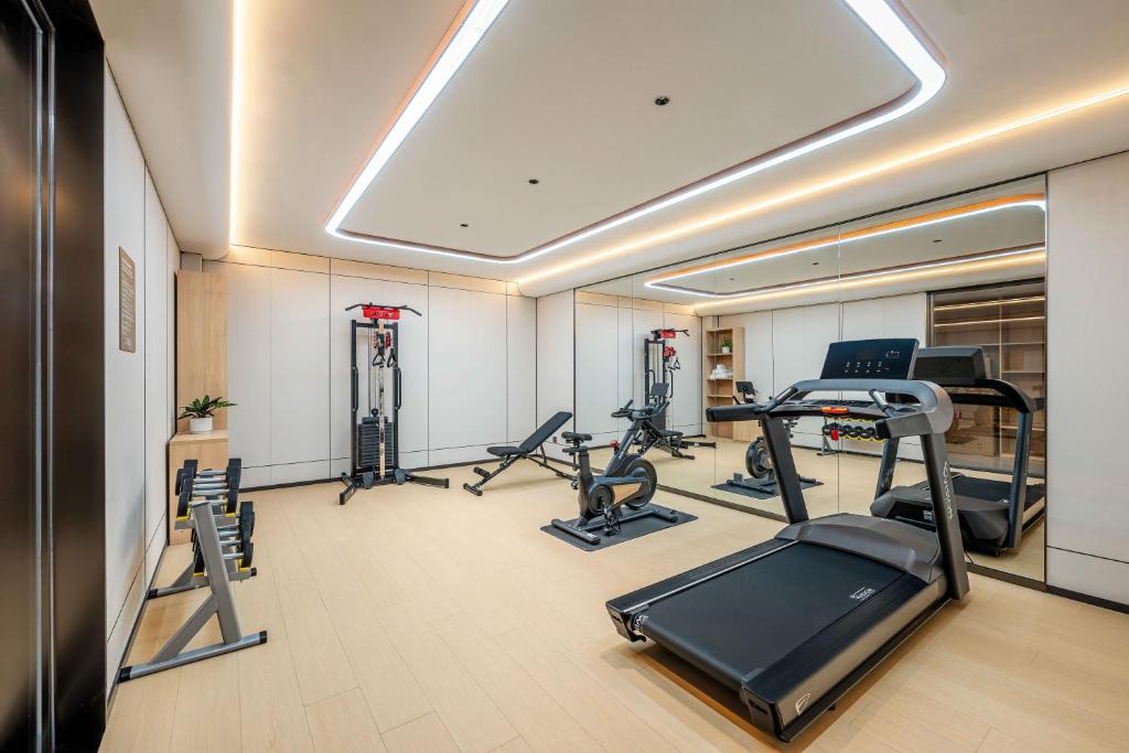 Fitness centrum a/nebo fitness zařízení v ubytování Holiday Inn Express Shanghai PVG Airport Zhuqiao - Free shuttle bus to Pudong Airport and Disneyland
