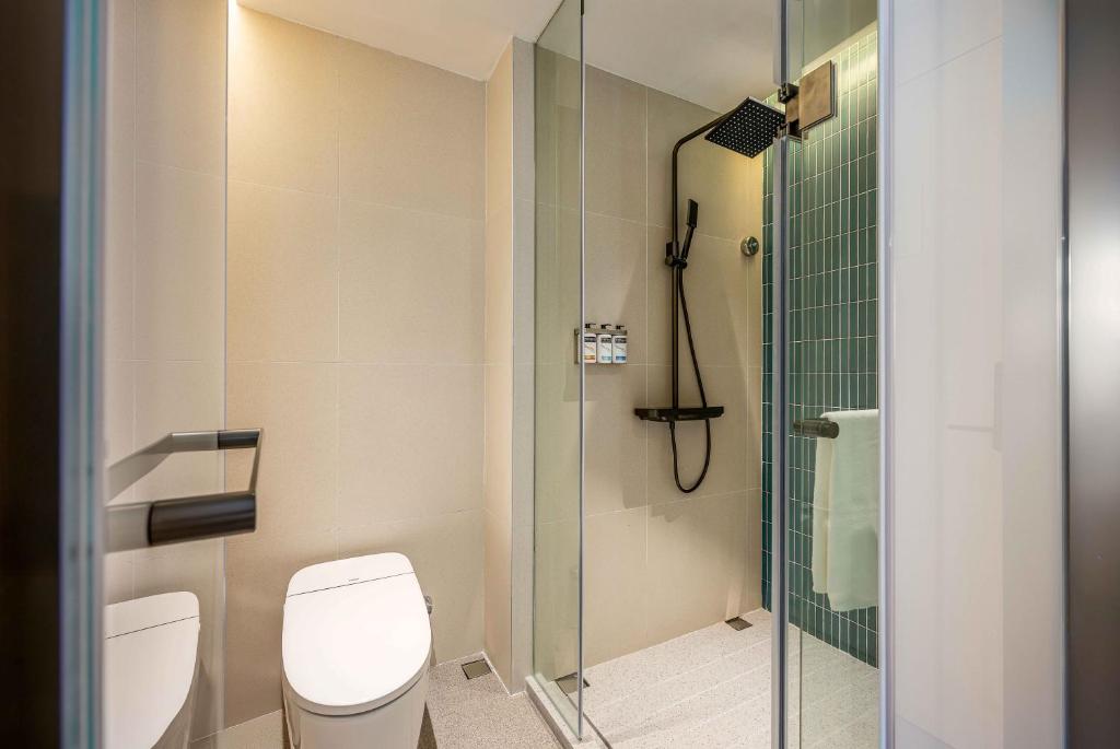 Koupelna v ubytování Holiday Inn Express Shanghai PVG Airport Zhuqiao - Free shuttle bus to Pudong Airport and Disneyland