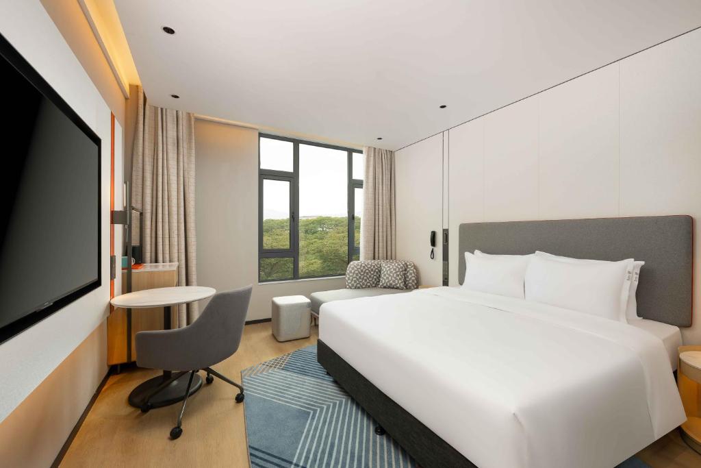Postel nebo postele na pokoji v ubytování Holiday Inn Express Shanghai PVG Airport Zhuqiao - Free shuttle bus to Pudong Airport and Disneyland