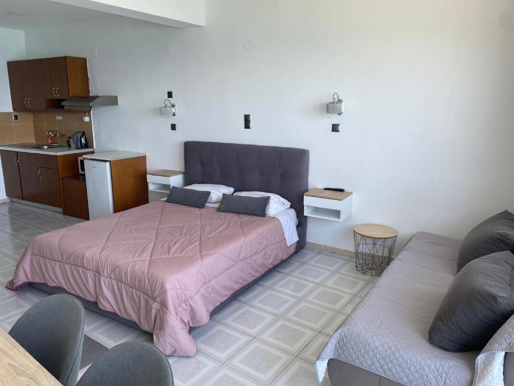 A kitchen or kitchenette at Julies Studios