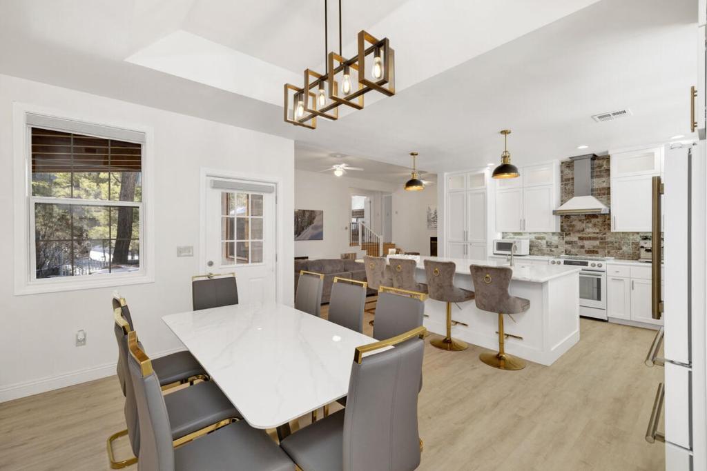 Η κουζίνα ή μικρή κουζίνα στο Castlewood Retreat at Big Bear Central Modern Family Chalet