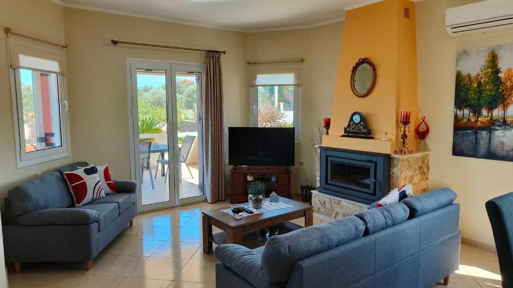 A seating area at Pazinos/Neveli Cottage