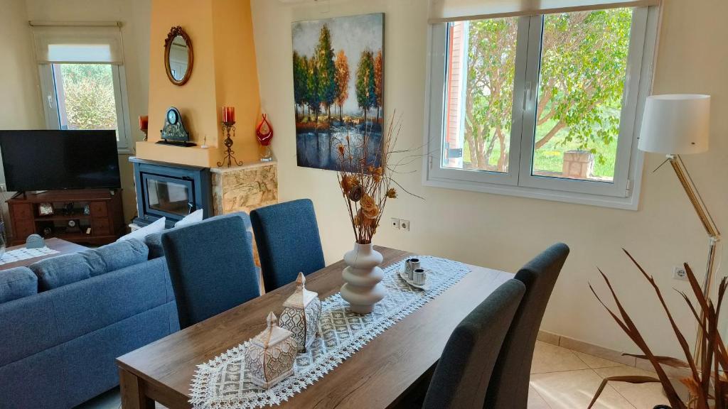 A seating area at Pazinos/Neveli Cottage