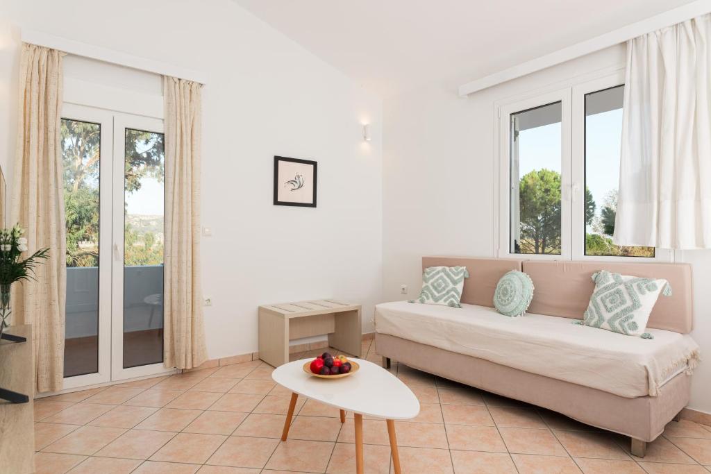 A seating area at Naftilos Rosmarinus Apartments