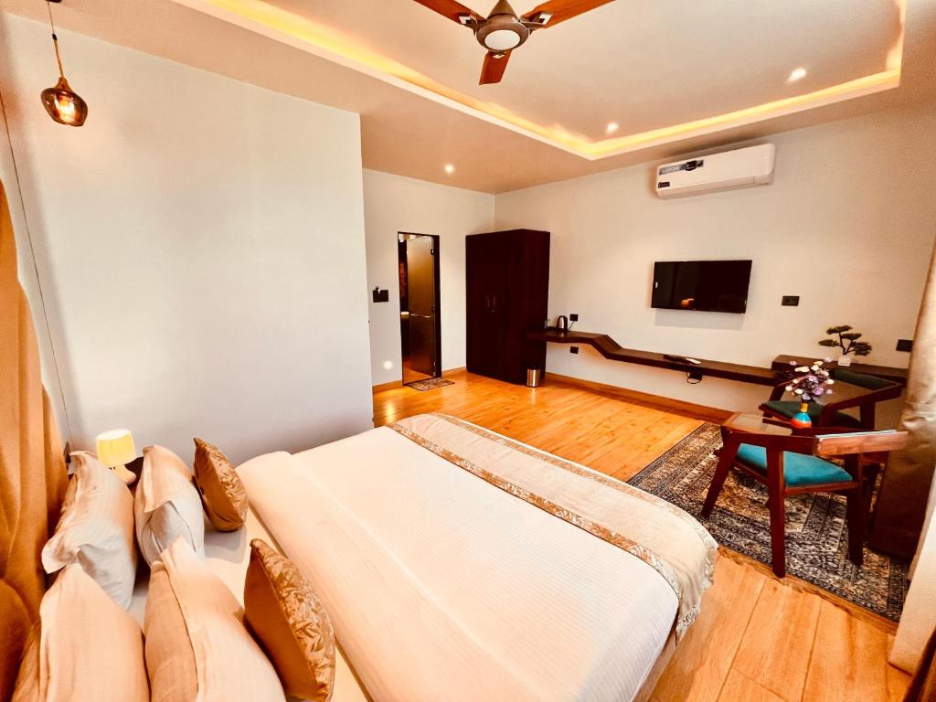 TV a/nebo společenská místnost v ubytování Sitara Hotel & Resort, Pushkar - Nested in Nature's Lap