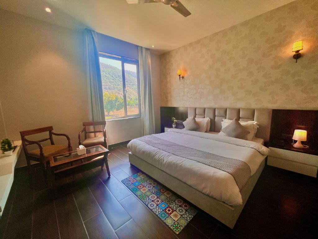 Postel nebo postele na pokoji v ubytování Sitara Hotel & Resort, Pushkar - Nested in Nature's Lap