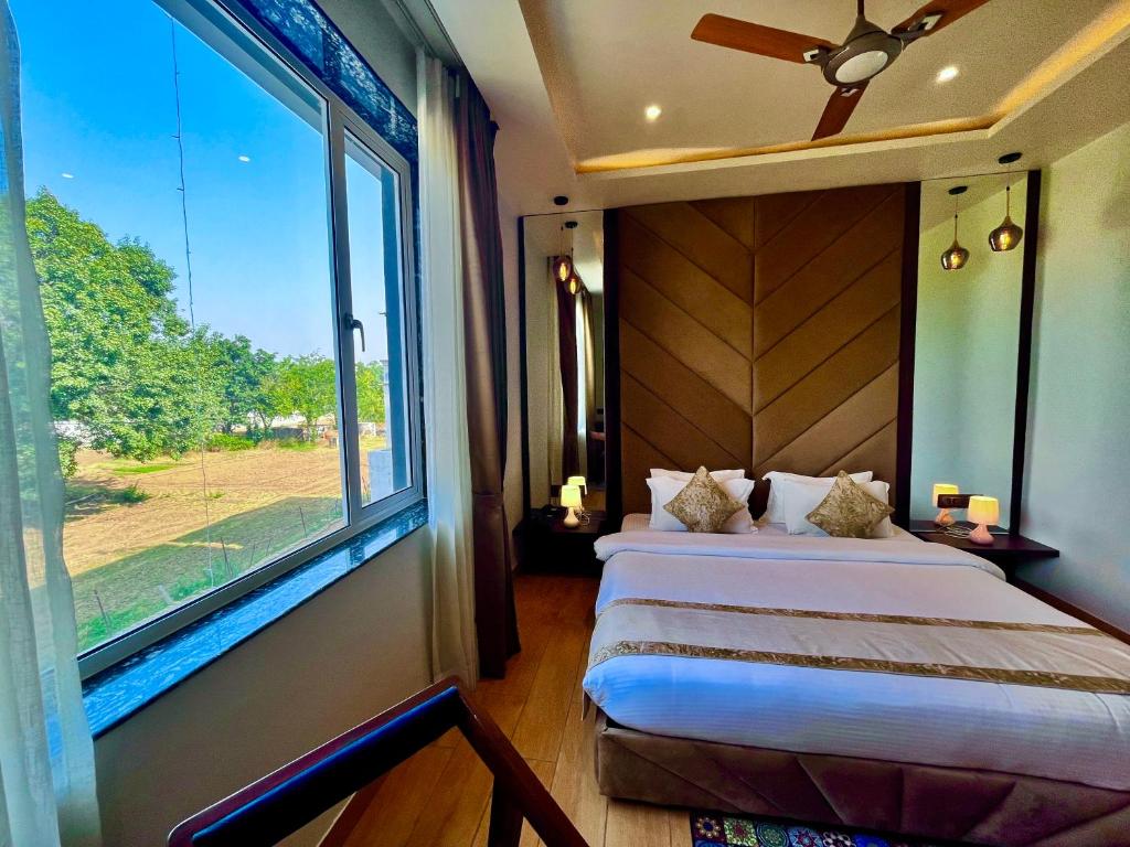 Postel nebo postele na pokoji v ubytování Sitara Hotel & Resort, Pushkar - Nested in Nature's Lap