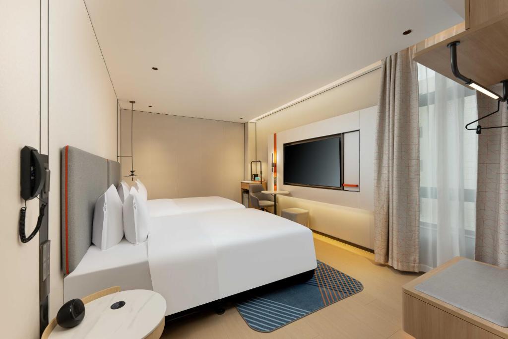 Postel nebo postele na pokoji v ubytování Holiday Inn Express Shanghai PVG Airport Zhuqiao - Free shuttle bus to Pudong Airport and Disneyland