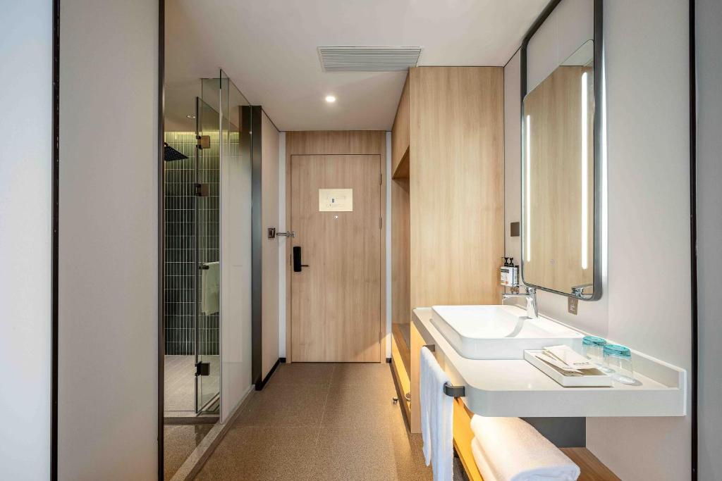 Koupelna v ubytování Holiday Inn Express Shanghai PVG Airport Zhuqiao - Free shuttle bus to Pudong Airport and Disneyland