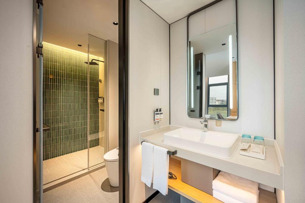 Koupelna v ubytování Holiday Inn Express Shanghai PVG Airport Zhuqiao - Free shuttle bus to Pudong Airport and Disneyland