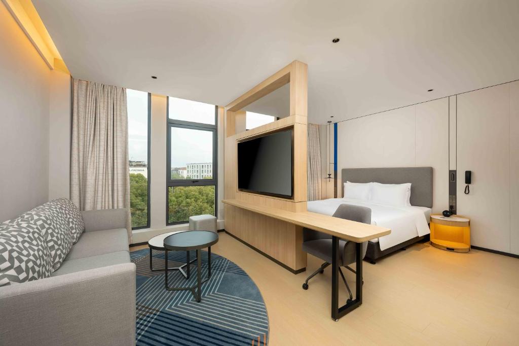 Postel nebo postele na pokoji v ubytování Holiday Inn Express Shanghai PVG Airport Zhuqiao - Free shuttle bus to Pudong Airport and Disneyland
