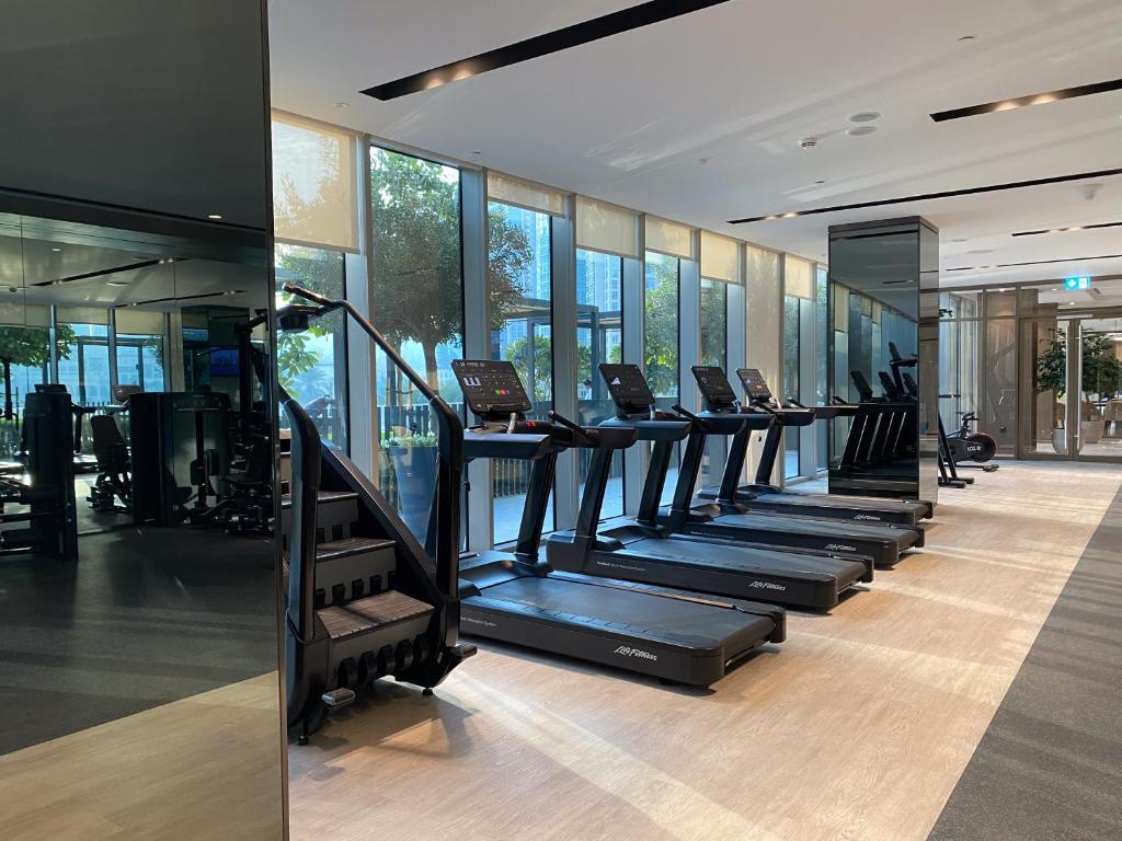 Fitness centrum a/nebo fitness zařízení v ubytování Full Burj and Fountain view Downtown by Bella Elite Homes