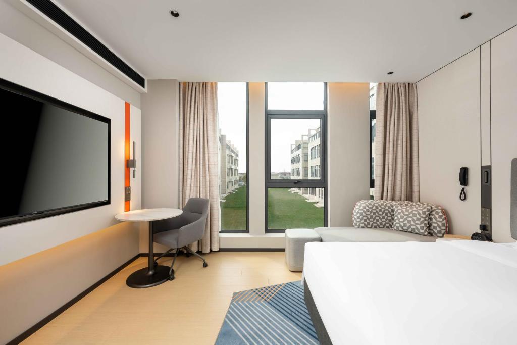 Postel nebo postele na pokoji v ubytování Holiday Inn Express Shanghai PVG Airport Zhuqiao - Free shuttle bus to Pudong Airport and Disneyland