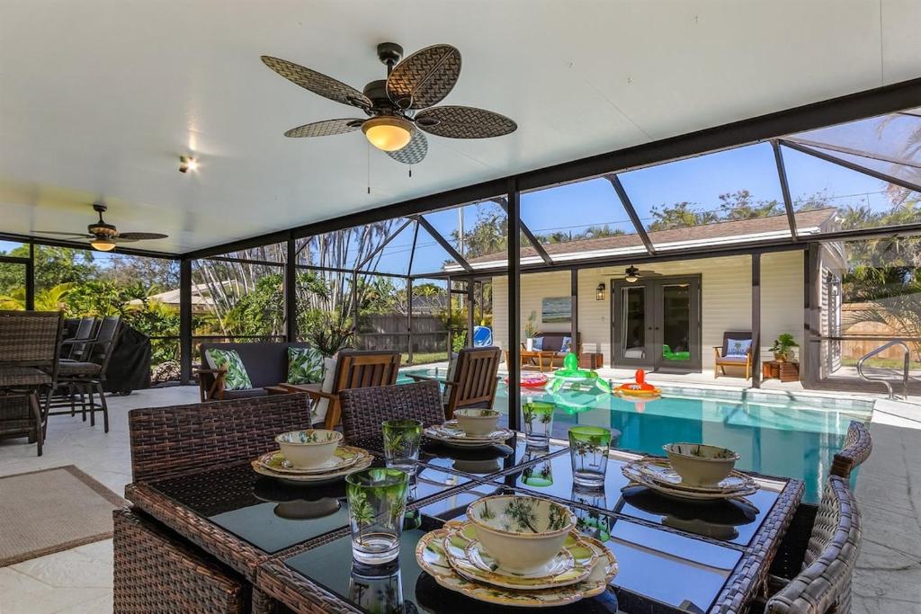 Swimmingpoolen hos eller tæt på 5 BDRM 3 Bath Naples Luxury Htd Pool Nr Beach Pets