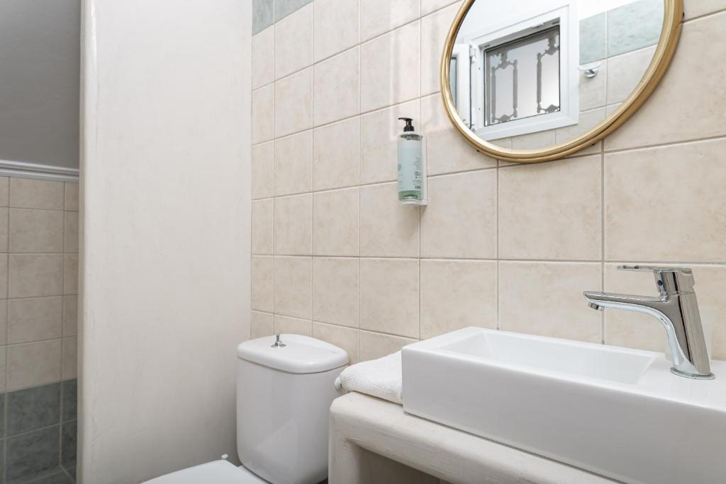 A bathroom at Naftilos Rosmarinus Apartments