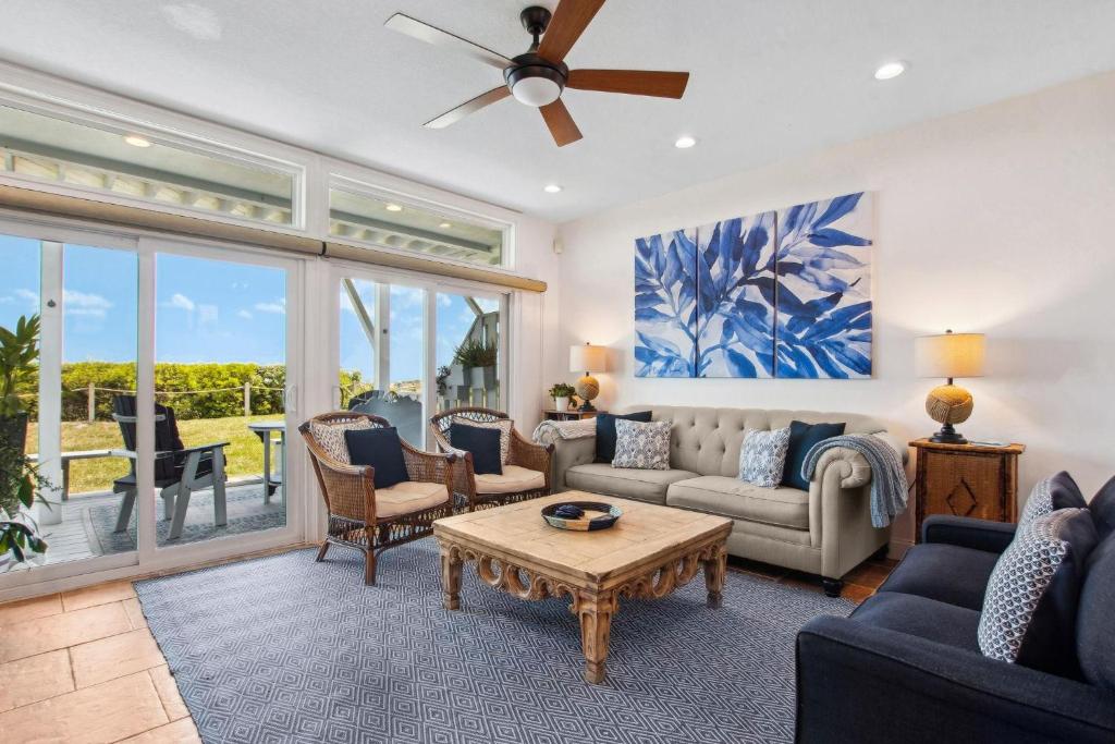 un soggiorno con un divano e un tavolo di 95100 Sandpiper a Fernandina Beach