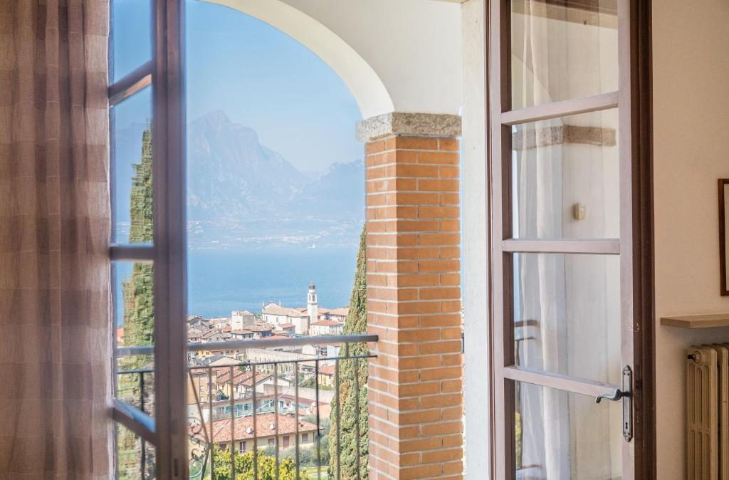 an open window with a view of a city at Villa Maria Lake View,7 minuti a piedi dal centro, parcheggio privato in Torri del Benaco