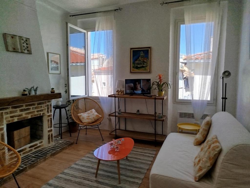 un salon avec un canapé et une cheminée dans l'établissement Appartement lumineux, cinq personnes, centre historique de la Ciotat, à La Ciotat