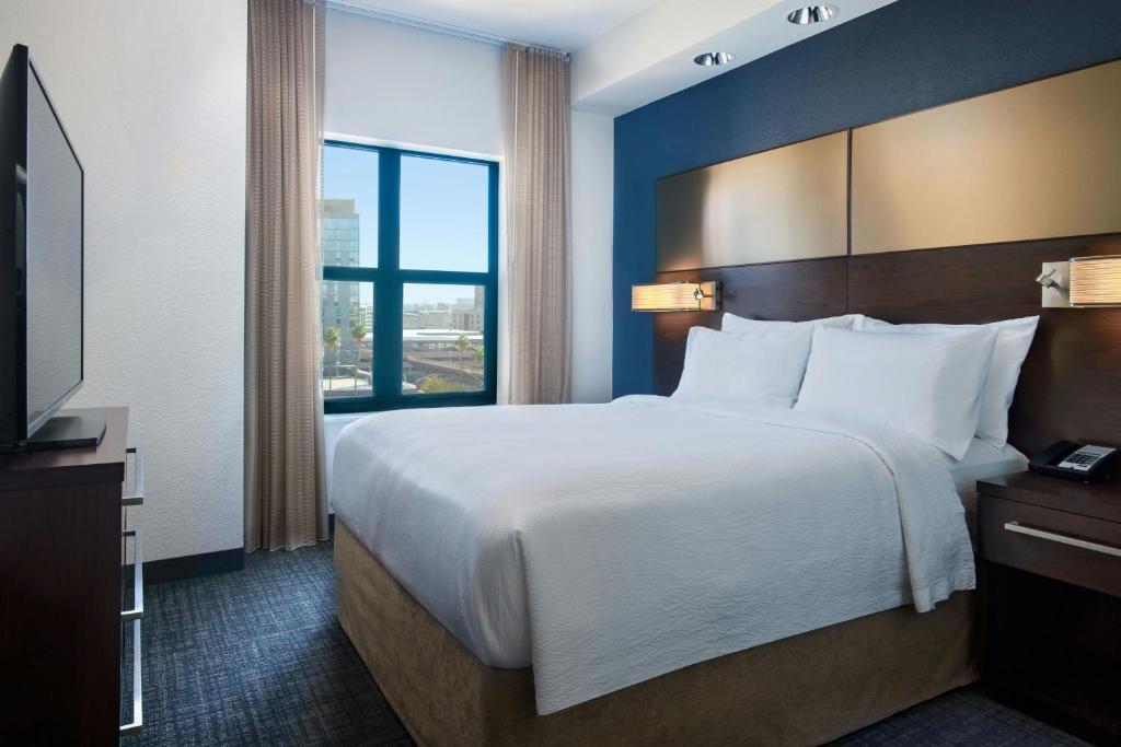 Postel nebo postele na pokoji v ubytování Residence Inn by Marriott Tempe Downtown/University