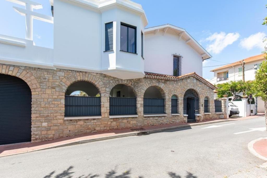 une maison avec un bâtiment en briques dans une rue dans l'établissement Villa Julyan, à Cannes