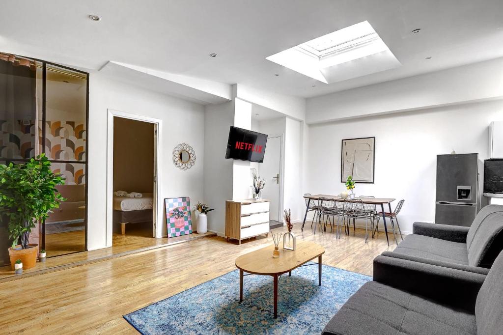 un salon avec un canapé et une table dans l'établissement Appartement elegant pour 6 pers au coeur de Paris, à Paris